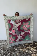 Pañuelo cuadrado de tela suave con estampado de flores, cebra y leopardo.