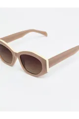 Lentes de sol Tiwi modelo Colette, con montura color beige y lentes marrones degradadas.
