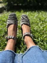 Zapatos tipo Mary Jane con estampado de cebra en pelo sintético, con correa sobre el empeine y hebilla metálica.