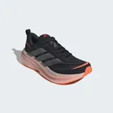 Championes de running Adidas Supernova Glide, color negro con detalles en plateado y suela de espuma en tono naranja traslúcido. Presentan un diseño aerodinámico con empeine textil ligero y sistema de cordones.