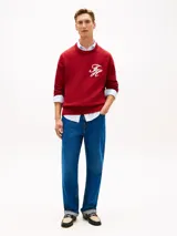 Sweater de punto grueso color rojo con cuello redondo, puños y bajo acanalados, y un distintivo logo bordado en el pecho.
