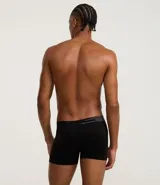 Calzoncillo tipo boxer de microfibra color negro, con cintura elástica que presenta detalle de líneas horizontales y logo de la marca.