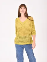 Buzo de punto calado color verde lima, con escote en V y mangas 3/4.