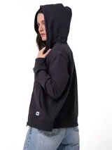 Buzo con cierre frontal completo, confeccionado en algodón y poliéster. Presenta capucha forrada, bolsillos laterales tipo canguro, puños y bajo acanalados, y etiqueta de marca en el ruedo.