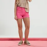 Short de jean color rosa con terminación desflecada.