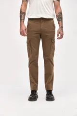 Pantalón cargo de gabardina en color marrón, con corte standard slim. Presenta bolsillos laterales y bolsillos cargo con solapa en los muslos.