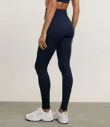 Pantalón legging deportivo de tiro alto, confeccionado en tejido seamless acanalado, con cintura elástica y ajuste ceñido al cuerpo.