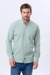 Camisa de manga larga con diseño de cuadros vichy en color verde y blanco, cuello abotonado y cierre frontal con botones.