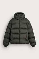 Cazadora puffer acolchada de corte relaxed fit color negro, confeccionada en tejido técnico repelente al agua. Cuenta con cuello subido, capucha ajustable con elásticos y cierre frontal con cremallera. Tiene bolsillos de vivo en la cadera, bolsillo interior y mangas largas con puños elásticos ajustables con abertura para el dedo pulgar.