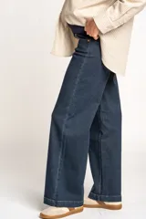 Pantalón de jean azul oscuro, corte wide leg, tiro medio, para embarazadas.