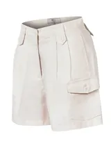 Short tipo bermuda de tiro alto confeccionado en lino orgánico. Presenta pinzas frontales, cierre con botón, bolsillos laterales tipo cargo con solapa y botones, y un diseño de estilo outdoor.