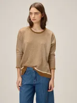 Buzo de tejido de punto con diseño de rayas verticales en tonos marrón y crema, cuello redondo y mangas tres cuartos con puños acanalados.