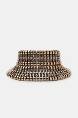 Maxi collar tipo choker de diseño rígido y estructurado, compuesto por múltiples filas de piezas metálicas doradas intercaladas con pequeñas incrustaciones de cristales brillantes.