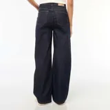 Pantalón jean de tiro alto, corte ancho y cinco bolsillos.