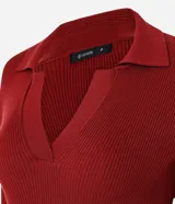 Blusa de manga larga con textura acanalada, cuello polo y escote en V. Confeccionada en tejido de viscosa y poliamida, presenta un corte regular que se ajusta de forma anatómica al cuerpo.