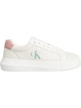 Zapatillas urbanas Calvin Klein de cuero blanco, con logo CK celeste en el lateral, detalle de gamuza rosa en el talón y suela chunky cupsole.