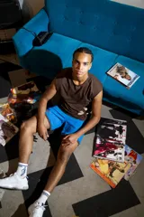 Musculosa marrón con cuello redondo y estampado pequeño de alas en el pecho.