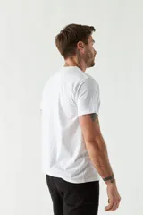 Remera azul marino de manga corta con logo bordado en el pecho. Corte clásico.