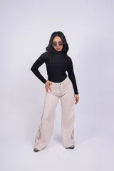 Polera blanca de cuello alto y mangas largas.