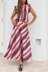 Falda midi confeccionada en mezcla de lino con diseño de rayas diagonales en tonos marrón y beige. Presenta un corte evasé con vuelo y caída fluida.