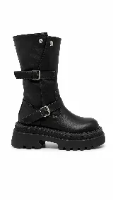 Bota biker de caña media en color negro, con doble hebilla metálica y suela chunky track robusta.