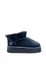 Pantubota corta de eco cuero color azul marino, con suela plataforma gruesa y detalle de aplique metálico en el talón.