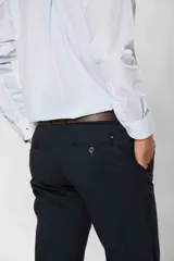 Pantalón clásico de gabardina de corte recto, con bolsillos traseros ojalados con botón y presillas para cinturón.