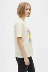 Remera blanca de manga corta con cuello redondo y estampado frontal de inspiración veraniega con motivos italianos, limones y la leyenda Italia Amalfi Capri.