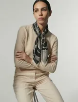 Pañuelo cuadrado de seda con estampado floral en tonos verde, blanco y negro.