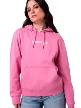 Buzo tipo canguro color rosa, con capucha ajustable mediante cordones, bolsillo frontal y logo de la marca Caterpillar bordado en el pecho en color blanco. Presenta puños y cintura de punto acanalado.