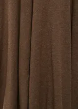 Vestido midi de punto color marrón, con cuello redondo, manga larga y diseño entallado en la parte superior con falda evasé.