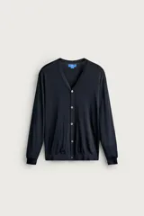 Cárdigan regular fit de punto tejido en hilatura de seda color negro, con cuello en V, manga larga, acabados en rib y cierre frontal de botonadura.