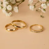 Anillo tipo alianza de oro 18k con engaste de circonias en la mitad superior.