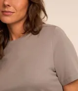Remera básica de cuello redondo y manga corta de la marca Marfinno, confeccionada en suave algodón peruano de alta calidad.