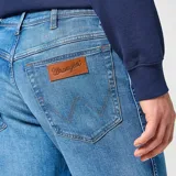 Jean Wrangler Texas Slim de hombre, color azul claro, corte slim fit, tiro medio y pierna ajustada.