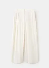 Pantalón de corte recto y tiro regular, color blanco, con bolsillos laterales y pinzas en la parte delantera.