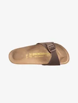 Sandalias Birkenstock modelo Madrid, color taupe, con una tira ancha ajustable con hebilla metálica.