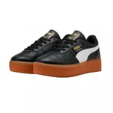 Championes urbanos Puma modelo Palermo Platform, color negro con franja lateral blanca y suela de plataforma color caramelo. Presenta detalles en dorado en la lengüeta y el lateral.