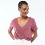 Camiseta básica de manga corta con cuello en pico, confeccionada en tejido suave de color rosa.