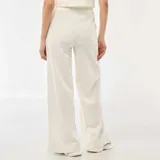 Pantalón de jogging color blanco, de corte recto y holgado, con cintura elástica y cordón ajustable.