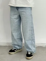 Jean de corte baggy y estilo wide leg en color azul claro con efecto lavado. Presenta costuras reforzadas en las piernas y un diseño holgado que aporta comodidad y un estilo urbano.