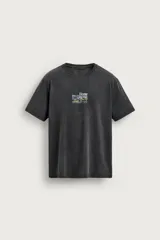 Camiseta de corte relajado con efecto lavado, cuello redondo y manga corta. Presenta estampados con textos en contraste en el frente.