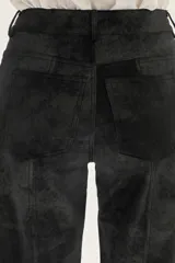 Pantalón wide leg de cuero sintético color marrón, con tajo frontal en el ruedo y cierre de botón y cremallera.