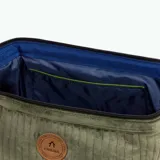 Neceser verde militar de poliéster reciclado con textura acanalada y base de cuero sintético. Cuenta con cierre superior con doble cremallera, interior forrado con separadores y logo de la marca en aplique de cuero.