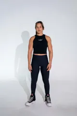 Musculosa negra de algodón elastizado, con cuello redondo y corte ajustado al cuerpo. Presenta un estampado pequeño en el centro del pecho.