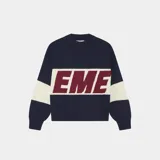 Sweater de punto grueso color azul marino con franja horizontal en el pecho que contiene la palabra "EME" en color bordó, bordeada en blanco. Las mangas son de color azul marino con una franja ancha color crema/blanco roto en la parte superior del brazo.