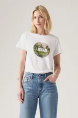 Remera blanca de algodón con estampa circular de paisaje y logo de Levi's.