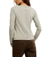 Remera de manga larga color gris oscuro, con cuello redondo y terminaciones al corte. Está confeccionada en una mezcla de algodón orgánico y reciclado, ofreciendo un calce entallado y cómodo.