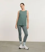 Musculosa deportiva de mujer marca Get Over, confeccionada en tejido de poliamida con elastano. Presenta escote redondo, sisas amplias y un diseño holgado con recorte horizontal en la espalda que incluye un pliegue central para mayor libertad de movimiento.
