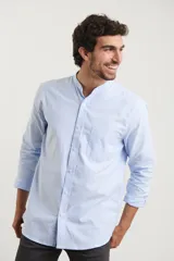 Camisa blanca de manga larga con cuello mao y bolsillo en el pecho.